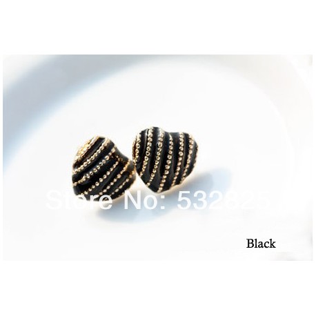 Boucles d'oreilles clous dorées coeur noir